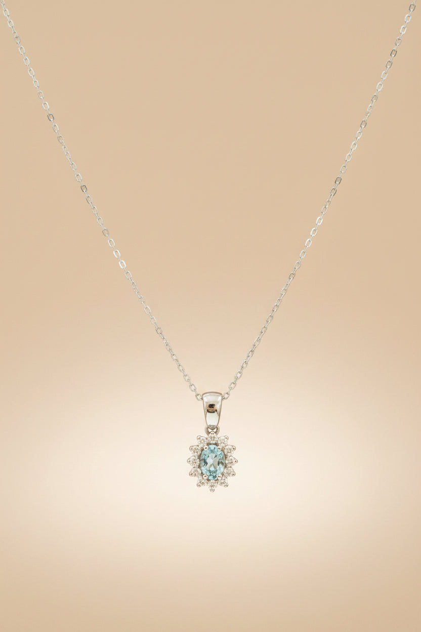 Colgante con cadena de oro blanco con Aguamarina talla oval y Brillantes naturales