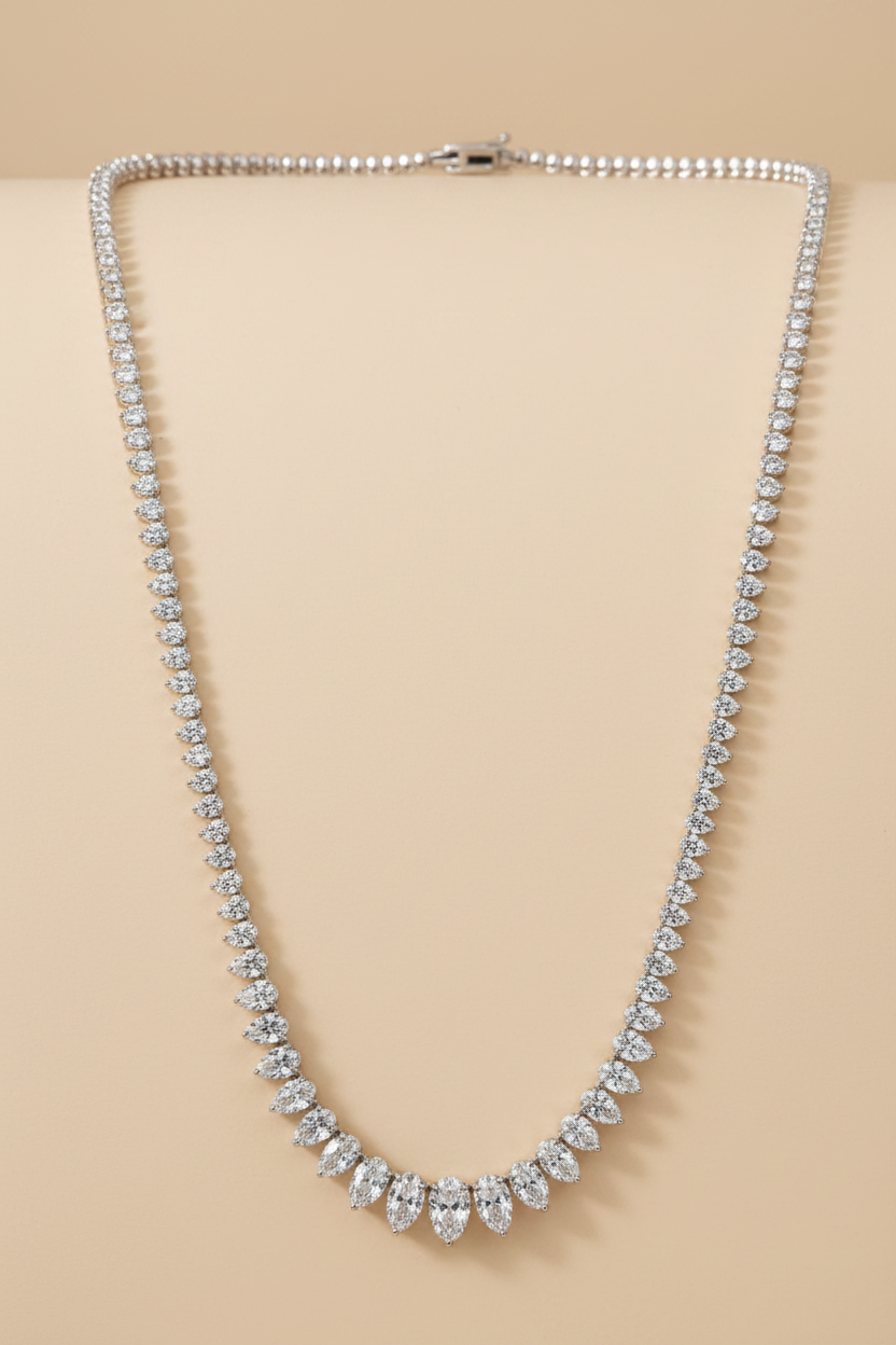 Collar con fondo beige