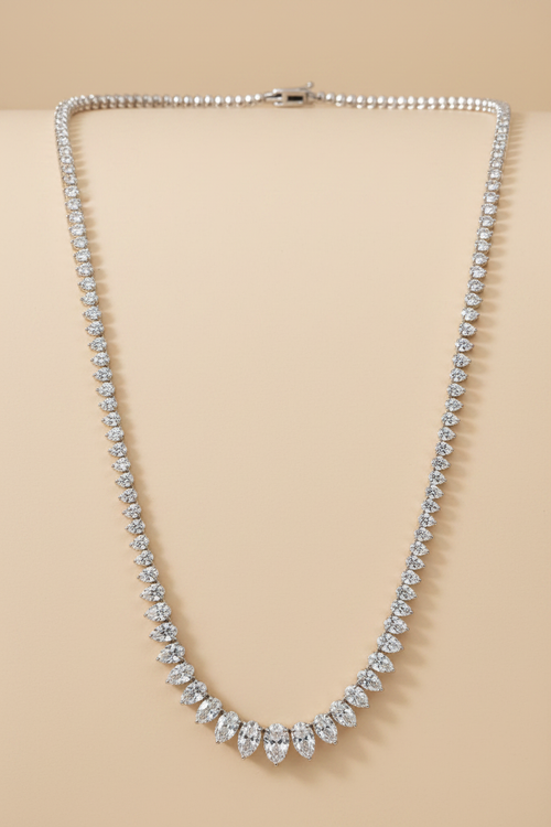 Collar con fondo beige