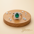 Sortija oro blanco con esmeralda natural 7x5mm y diamantes — Garmon Fine Jewelry
