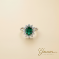Sortija oro blanco con esmeralda natural 6x4mm y diamantes — Garmon Fine Jewelry