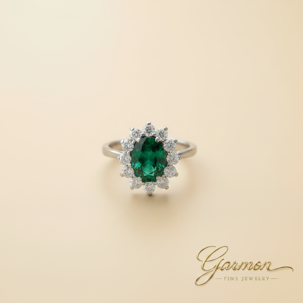Sortija oro blanco con esmeralda natural 6x4mm y diamantes — Garmon Fine Jewelry