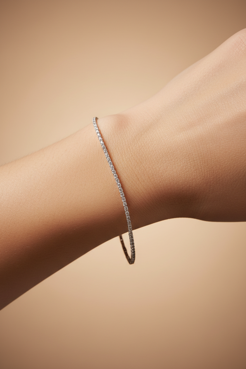 Pulsera rivière de diamantes en muñeca