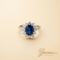 Sortija oro blanco con zafiro azul y diamantes