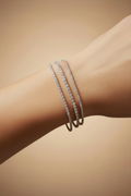Tres pulseras rivière de diamantes en muñeca