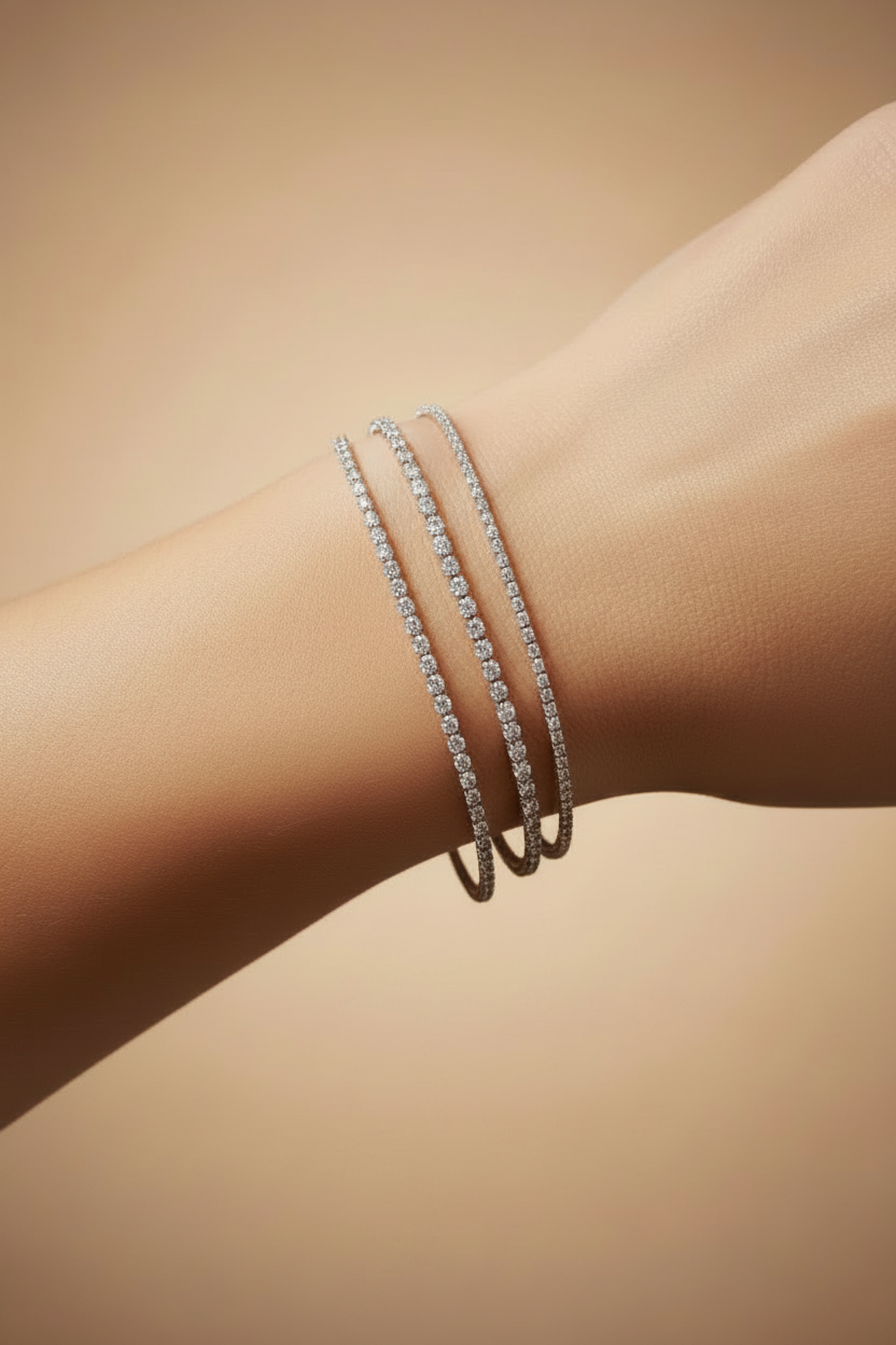 Tres pulseras rivière de diamantes en muñeca